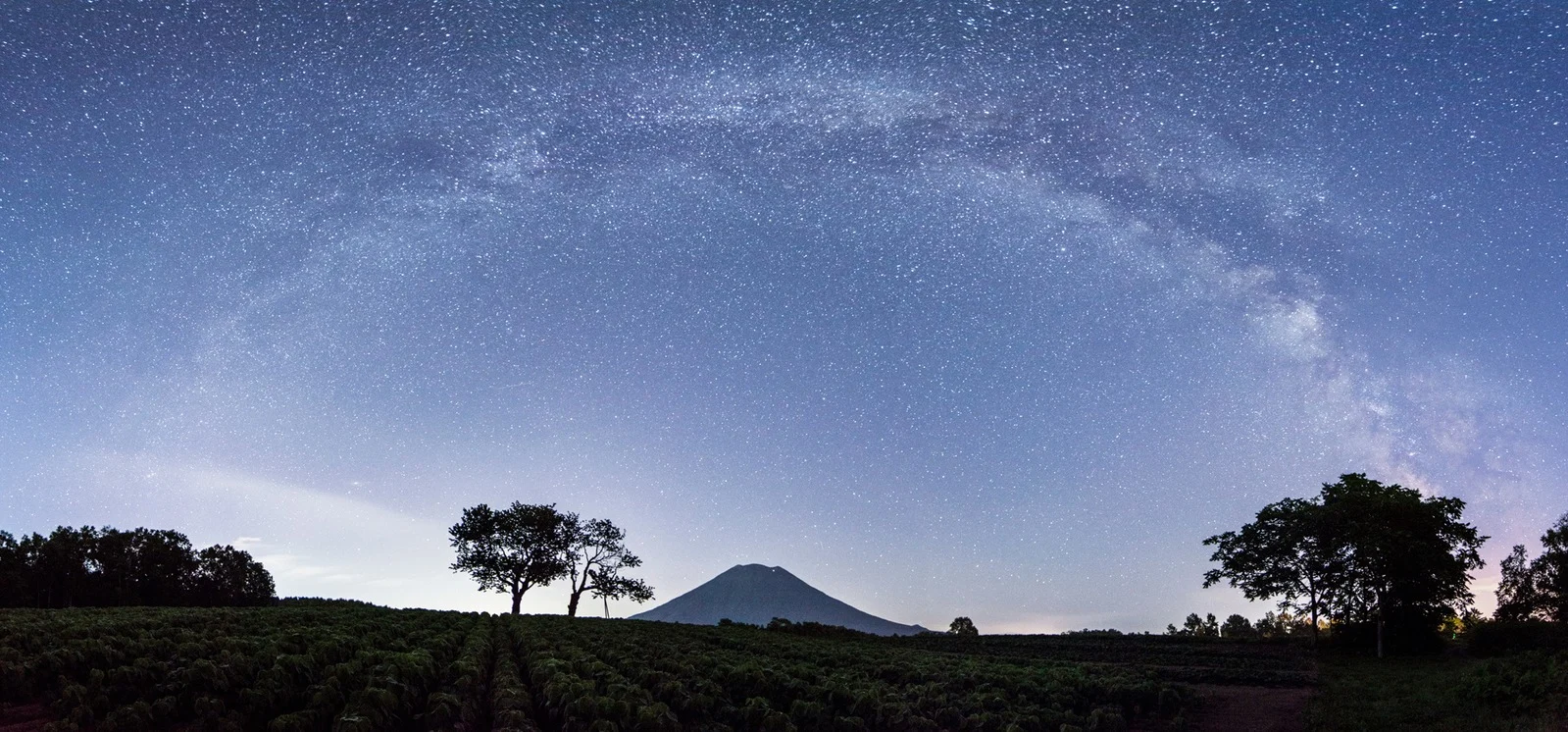 羊蹄山と星空の風景