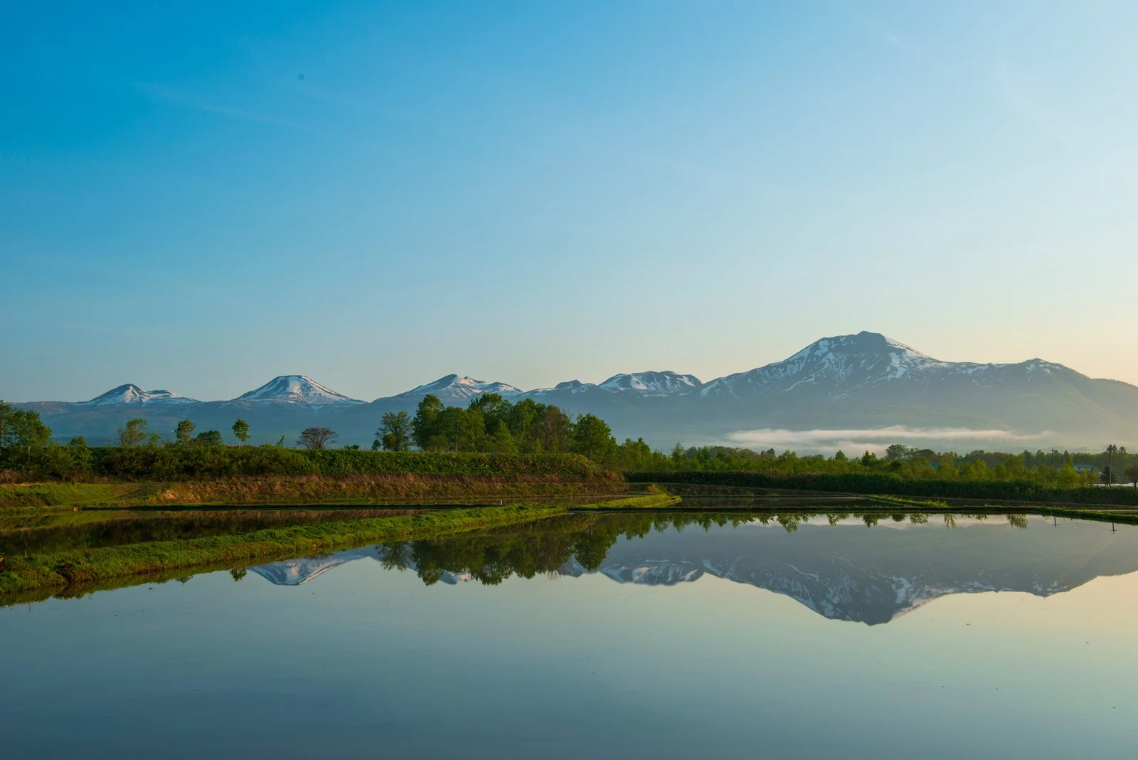 山並みと田園の風景